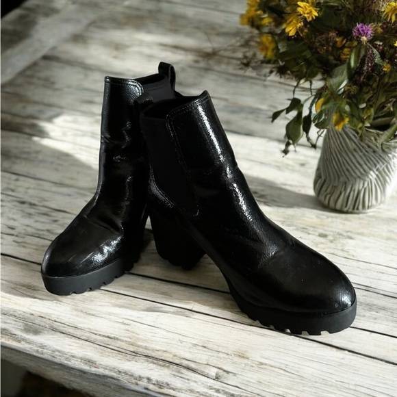 Aldo Platform Ankle Boot. Faux Textured Patent Leather. Like New. Size 7.5 - Picture 6 of 10